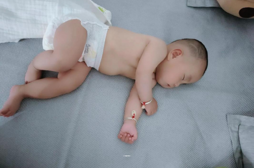 文山怀孕多久会显肚子